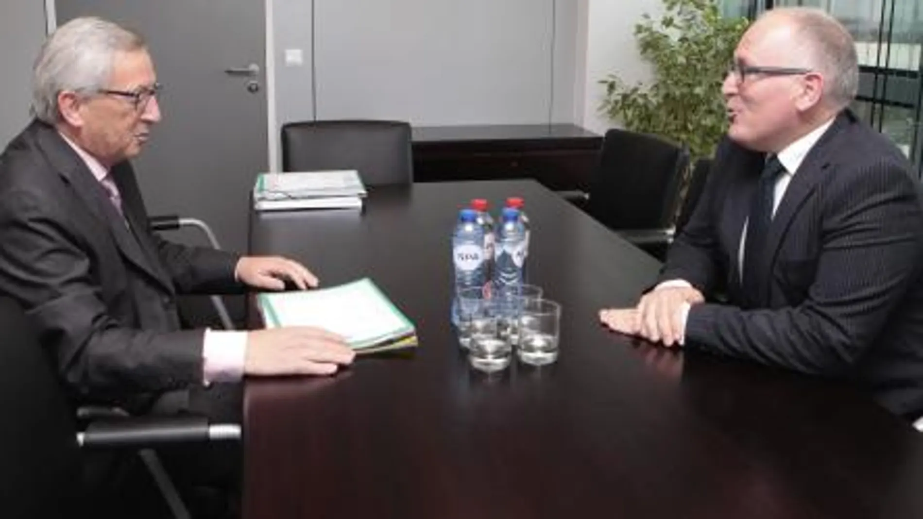 Jean-Claude Juncker (i), durante su reunión con el ministro holandés de Exteriores, Frans Timmermans, candidato a comisario de Relaciones Institucionales de la CE.