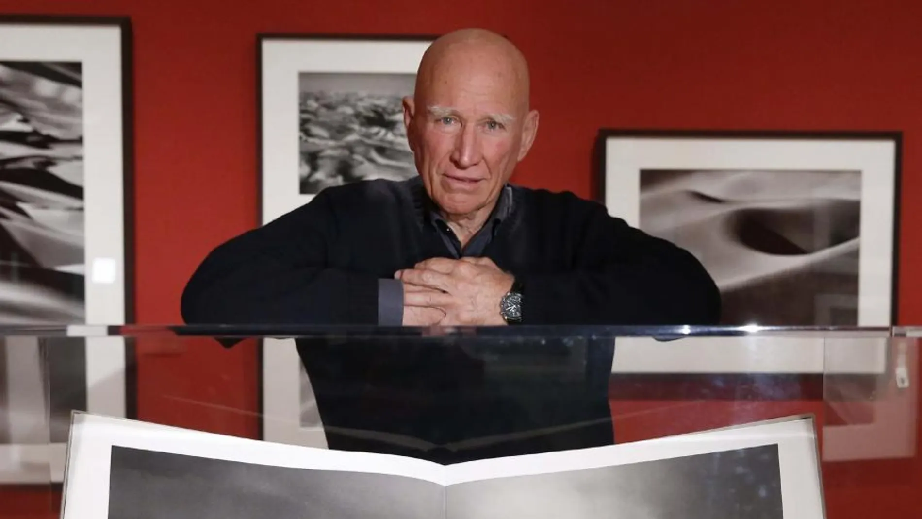 El brasileño Sebastiao Salgado en la exposición en Madrid de fotografías que realizó durante los ocho años de un periplo internacional que realizó