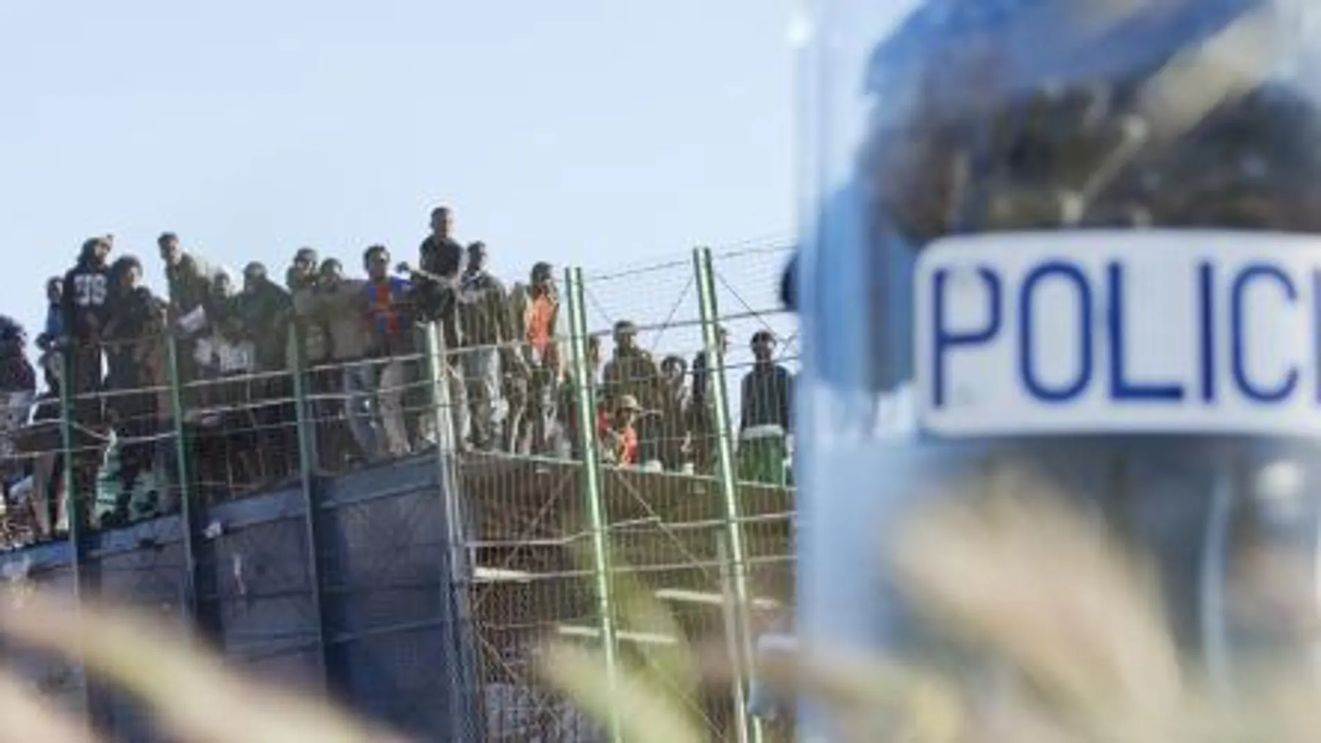 Imagen de los subsaharianos encaramados a la valla de Melilla.