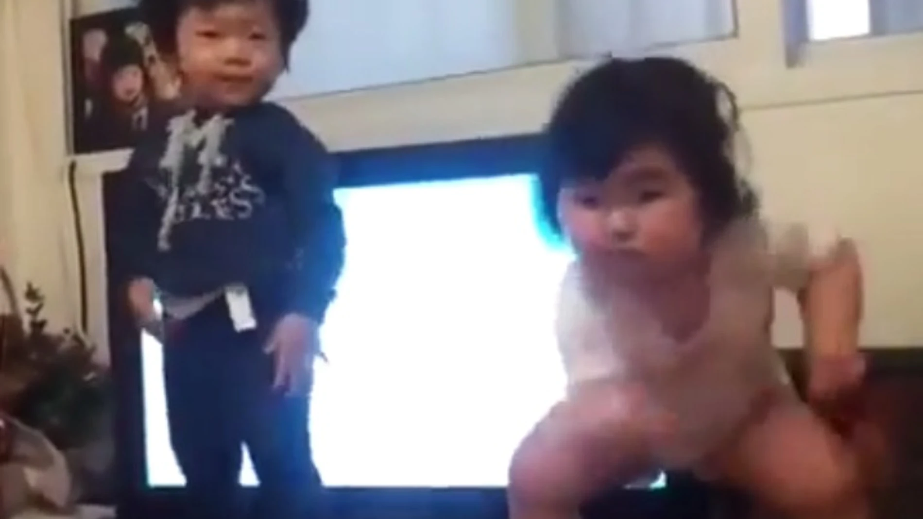 El baile «viral» de una niña coreana de dos años