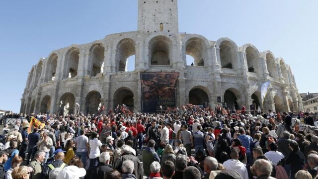 Los aledaños al Coliseo Romano de Arles, atestados de aficionados franceses taurinos