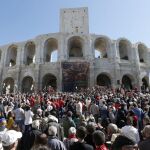 Los aledaños al Coliseo Romano de Arles, atestados de aficionados franceses taurinos