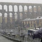 Segovia ha registrado hoy hasta mediodía una intensa nevada que ha cubierto tejados y paisajes.