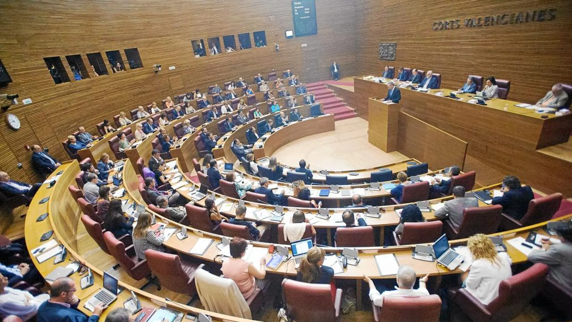 Fabra anunció en el Debate de Política General la supresión de la indemnización por tres meses a los altos cargos destituidos