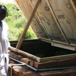 La científica keniana Jane Ambuko muestra una pequeña cámara de refrigeración construida únicamente con arena y ladrillos, que se mantienen húmedos constantemente