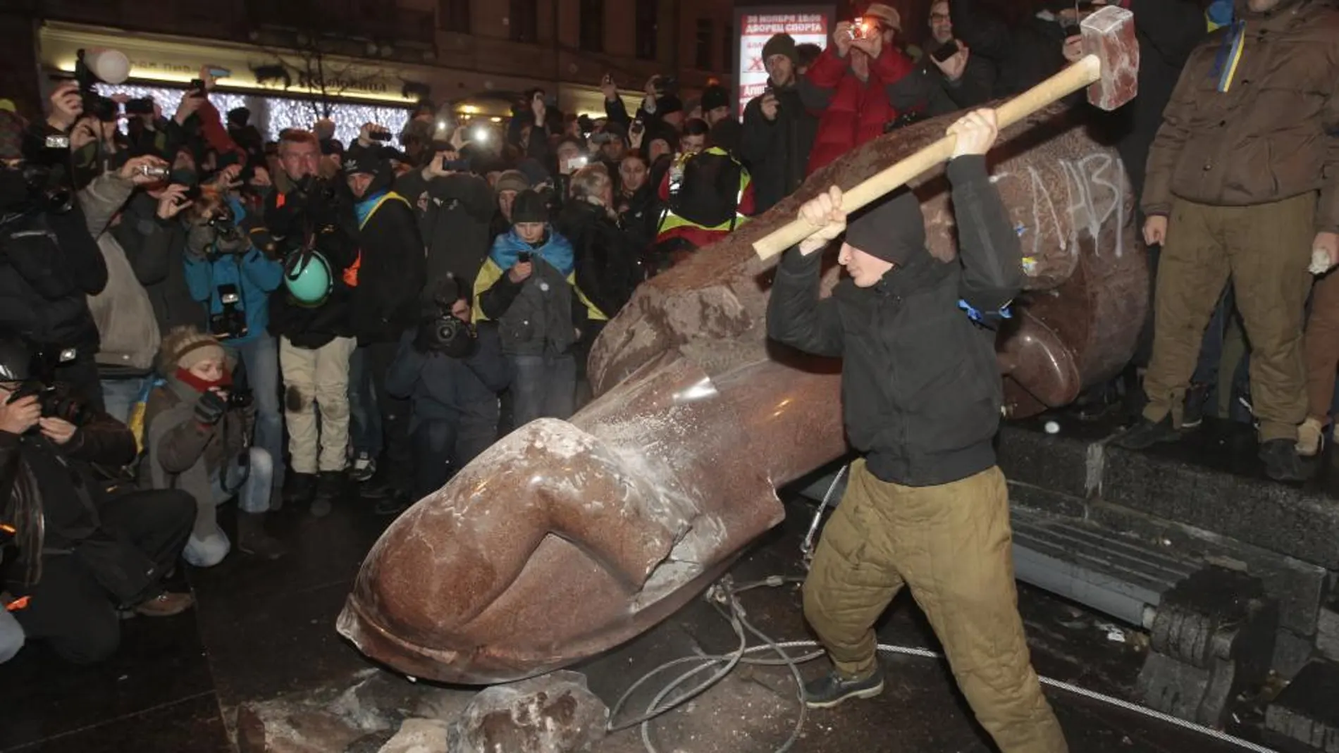 Los manifestantes utilizaron un mazo para terminar de hacer pedazos la estatua