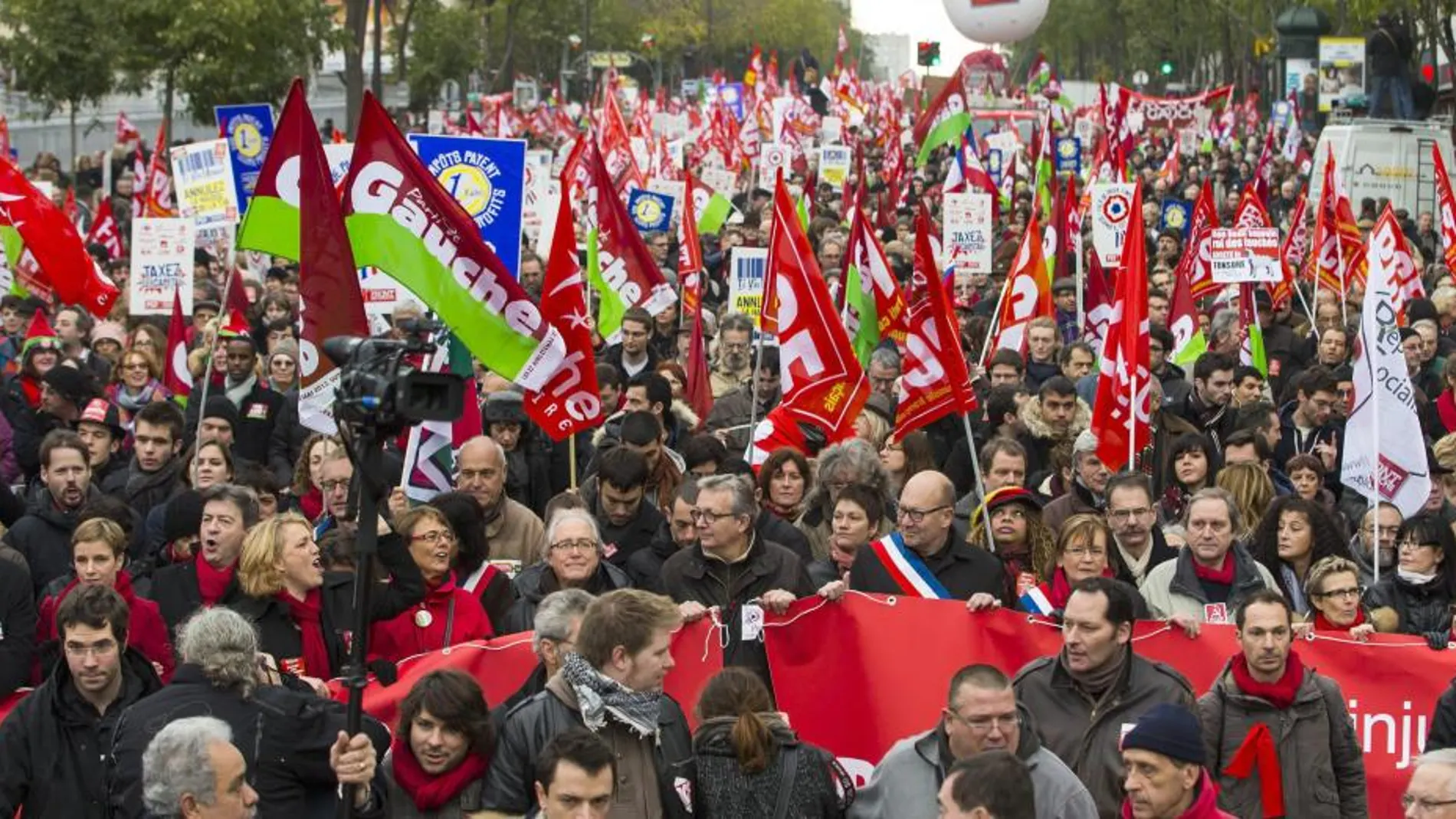 Miles de manifestantes en París