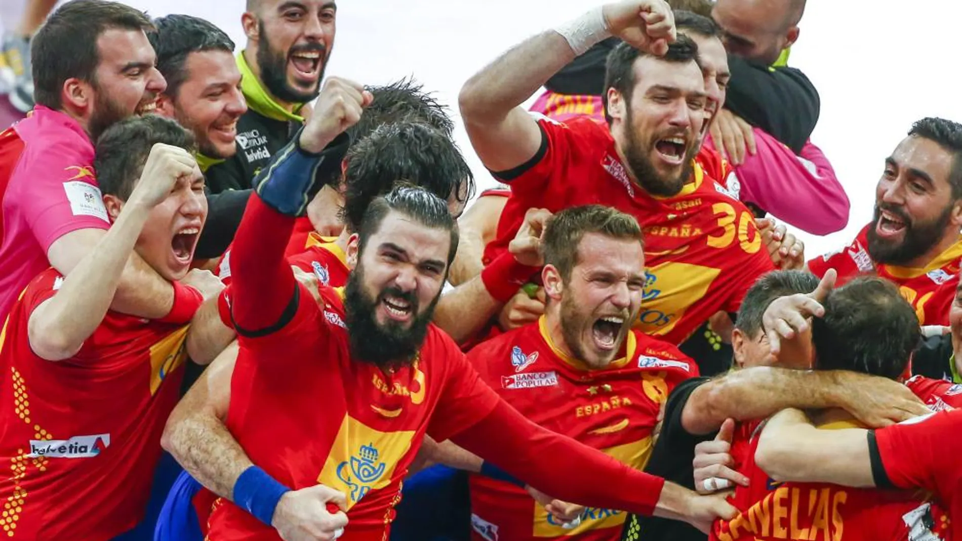 Los jugadores de España celebran su victoria ante Dinamarca