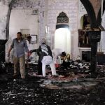 Miembros de la milicia houtí inspeccionan la mezquita chií de Al Hashush tras varios ataques con explosivos en Saná, Yemen, hoy.
