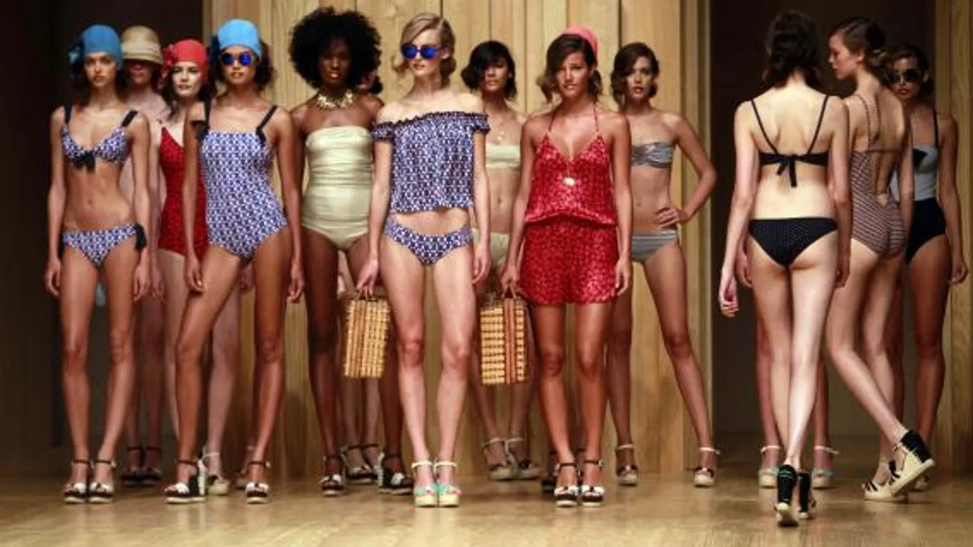 Las modelos posan al finalizar el desfile de Guillermina Baeza, que hoy ha presentado su colección de baño primavera-verano 2015.