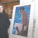 La artista Marta García Sanz posa con Jonás, uno de los retratos de la muestra