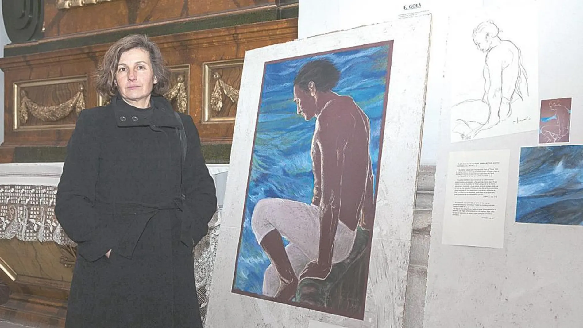La artista Marta García Sanz posa con Jonás, uno de los retratos de la muestra