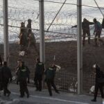 Miembros de la Guardia Civil, junto a la valla que separa Ceuta de Marruecos.