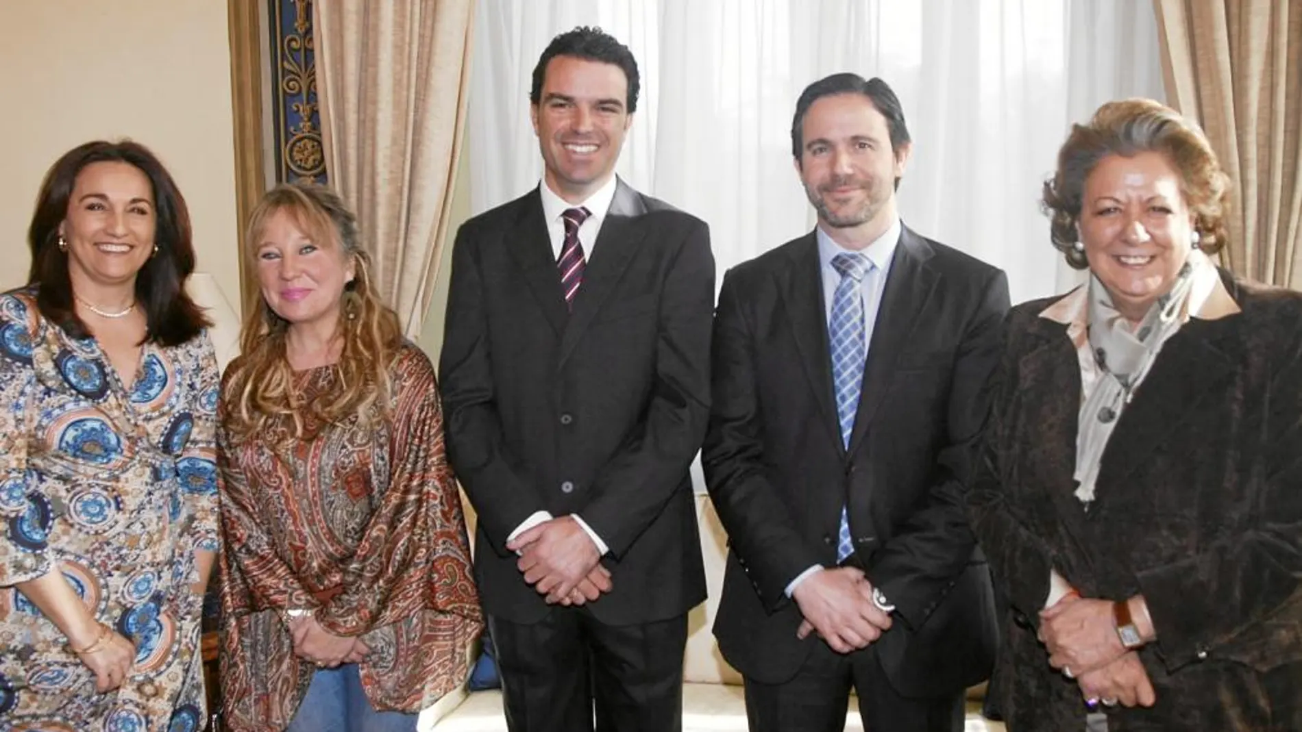 La alcaldesa, Rita Barberá y la concejal de Comercio, Mª Jesús Puchalt, junto a los presidentes de la Asociación de Comerciantes del Centro