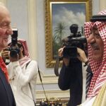 El Rey saluda al príncipe Muqrin bin Abdulaziz Al Saud (d), viceprimer ministro saudí y viceheredero, hoy en el Palacio Rey Faisal.