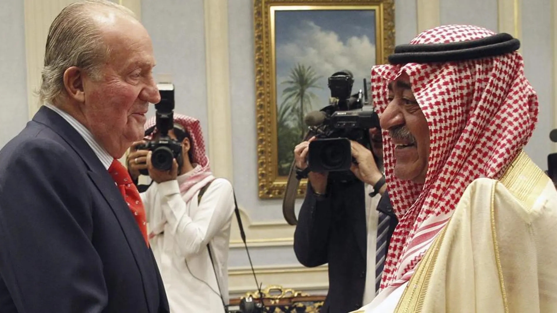 El Rey saluda al príncipe Muqrin bin Abdulaziz Al Saud (d), viceprimer ministro saudí y viceheredero, hoy en el Palacio Rey Faisal.
