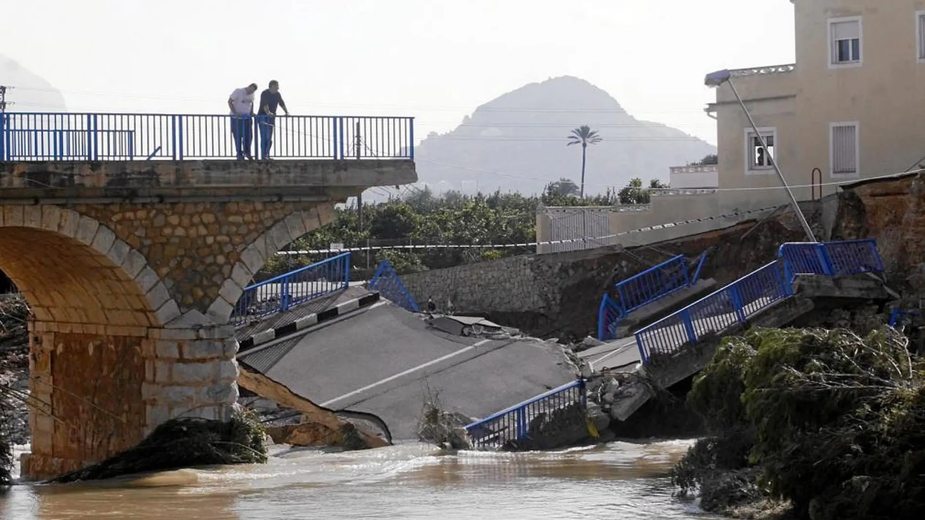 Imagen del estado en el que quedó el puente de Beniarbeig durante las inundaciones de octubre de 2007