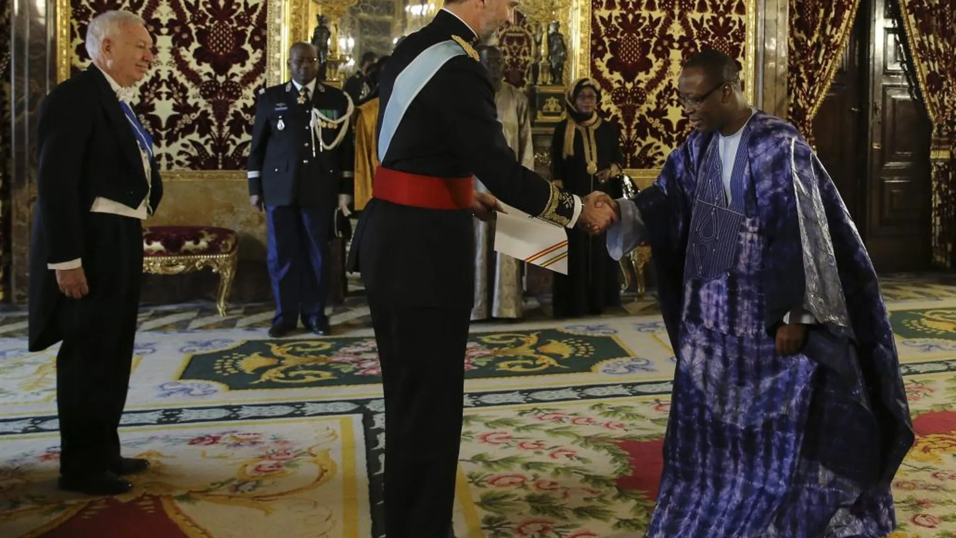 Don Felipe con el nuevo embajador de Senegal, Abdou Salam Diallo