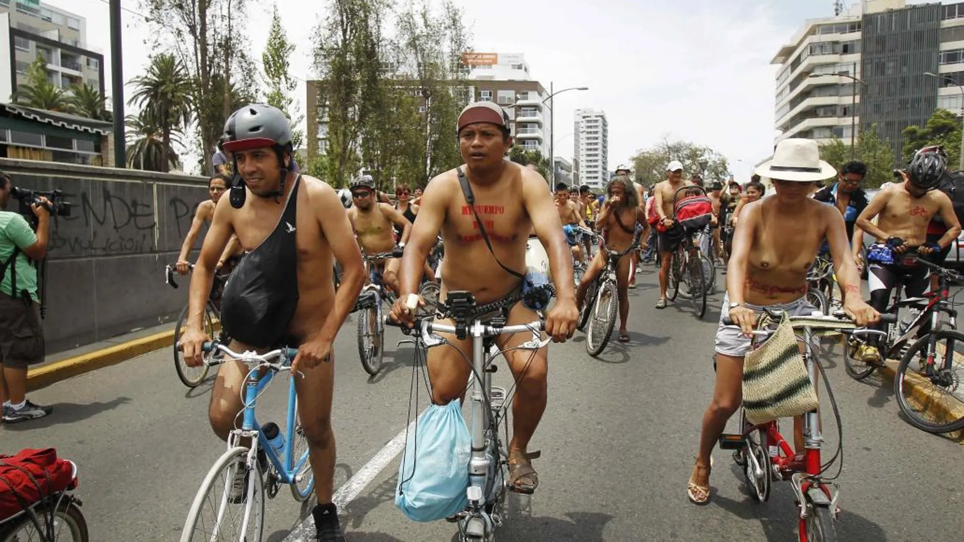 Evento de nudistas sobre bicicletas