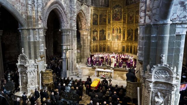 El féretro con los restos mortales del primer presidente de Gobierno de la democracia, Adolfo Suárez, en la catedral de Ávila para el funeral corpore insepulto
