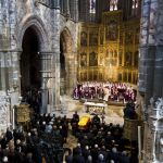 El féretro con los restos mortales del primer presidente de Gobierno de la democracia, Adolfo Suárez, en la catedral de Ávila para el funeral corpore insepulto