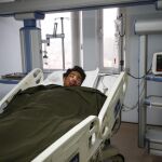 El sherpa nepalí Tashi Daba recibe atención médica en el hospital Grandee de Katmandú