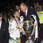 Fotografía facilitada por Casa Real del rey Juan Carlos (d) posando con el trofeo junto con el jugador del Real Madrid Sergio Ramos (c)