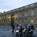 Agentes de policía vigilan los alrededores del Palacio del Elíseo en París (Francia) hoy