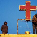Cristianos de Pakistán decoraban ayer su iglesia en Islamabad