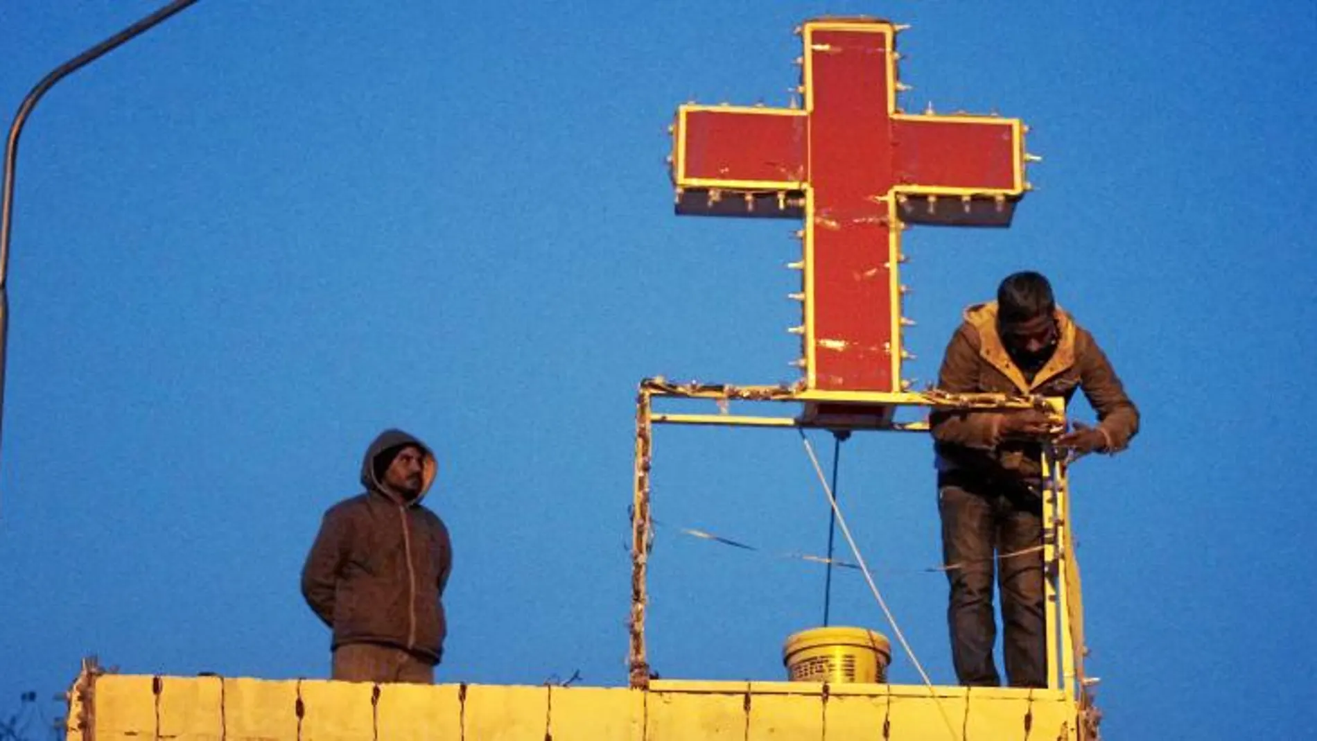 Cristianos de Pakistán decoraban ayer su iglesia en Islamabad