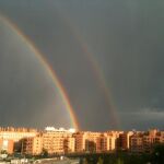 Dos arco iris sobre Madrid, fotografiados este martes