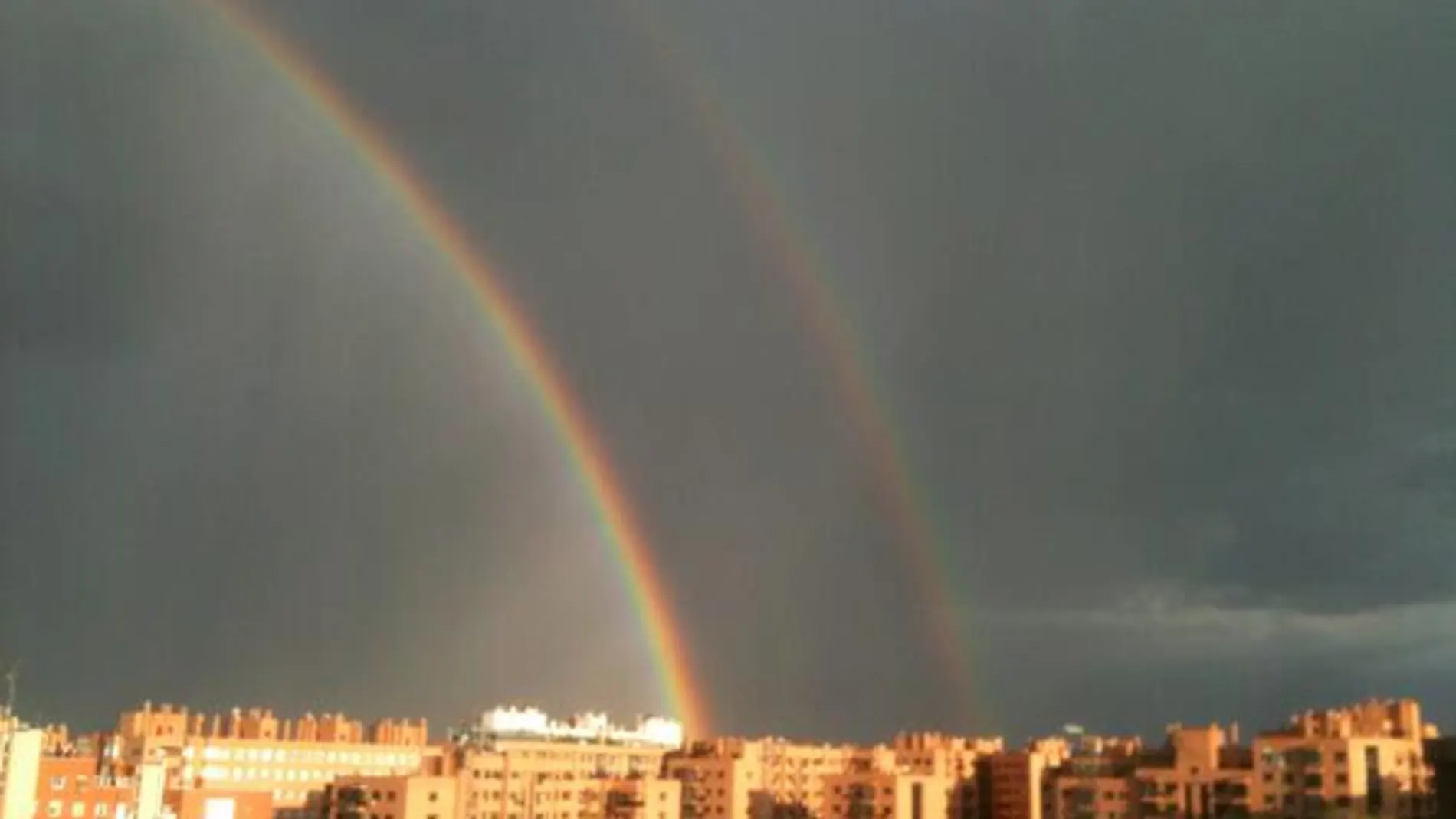 Dos arco iris sobre Madrid, fotografiados este martes