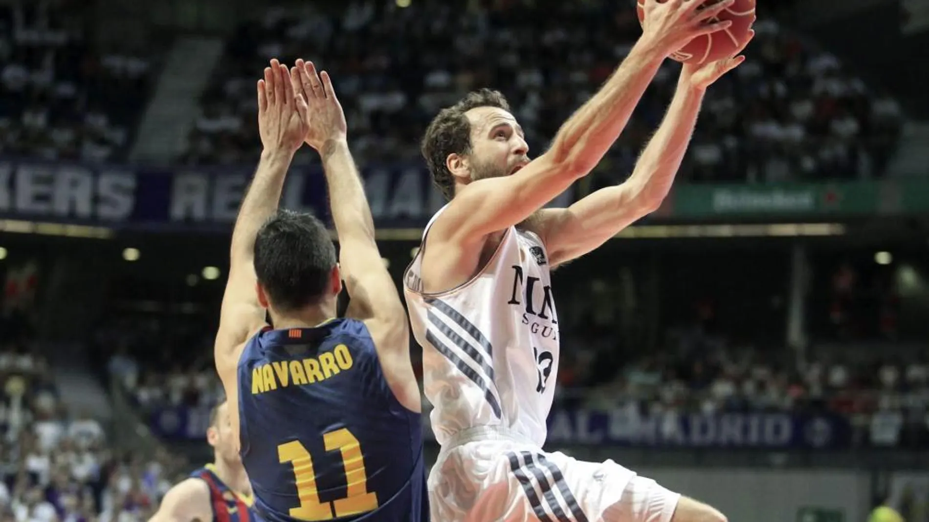 El base del Real Madrid Sergio Rodríguez (d) entra a canasta ante Juan Carlos Navarro, del FC Barcelona