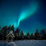 La aurora boreal es un fenómeno relacionado con el campo magnético, ya que es producido cuando partículas de masa solar cargadas eléctricamente impactan con la atmósfera de la Tierra y su flujo es conducido por el campo magnético que envuelve el planeta.