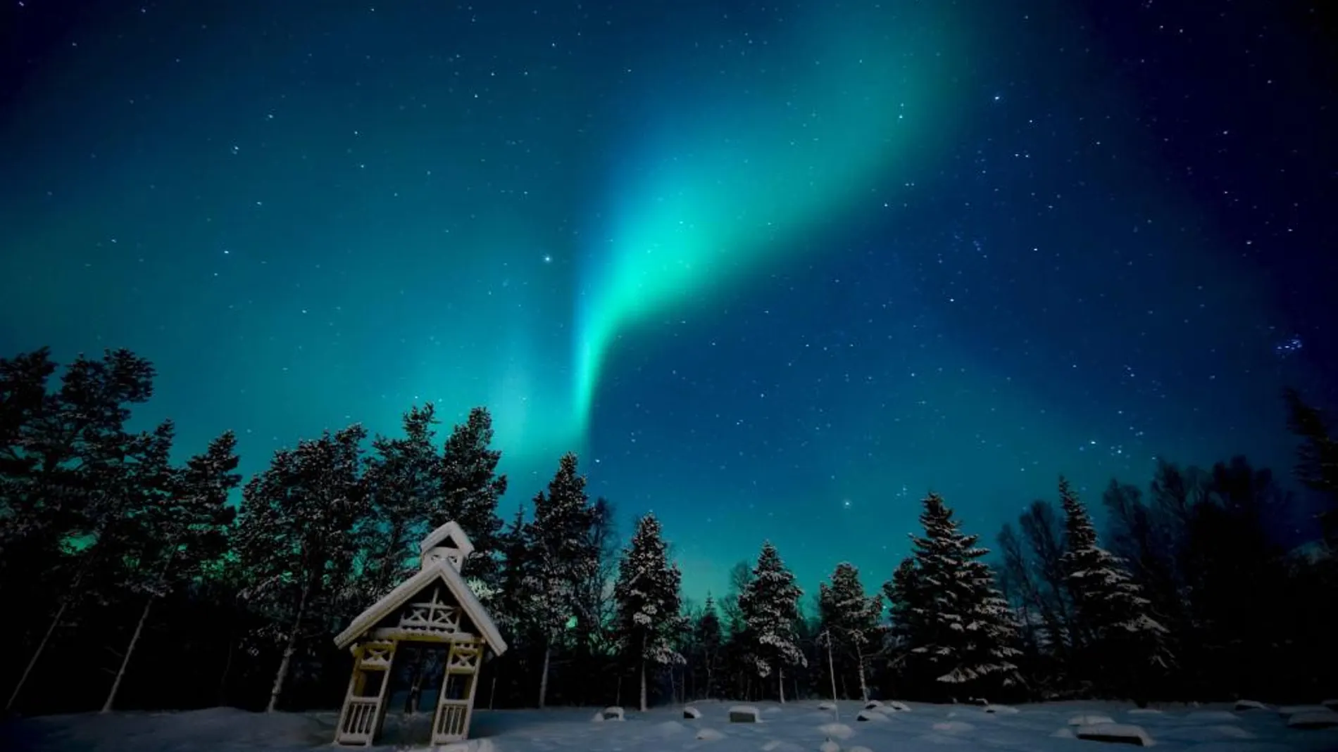 La aurora boreal es un fenómeno relacionado con el campo magnético, ya que es producido cuando partículas de masa solar cargadas eléctricamente impactan con la atmósfera de la Tierra y su flujo es conducido por el campo magnético que envuelve el planeta.