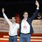 El secretario general del PSOE, Pedro Sánchez (d), y el secretario general del PSCyL, Luis Tudanca.
