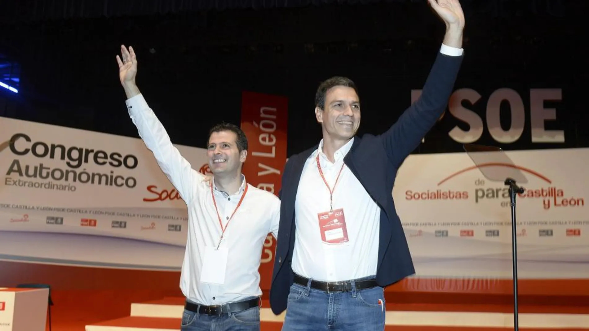 El secretario general del PSOE, Pedro Sánchez (d), y el secretario general del PSCyL, Luis Tudanca.