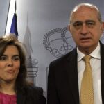 La vicepresidenta del Gobierno, Soraya Sáenz de Santamaría, junto al ministro del Interior, Jorge Fernández, durante la rueda de prensa tras la reunión del Consejo de Ministros