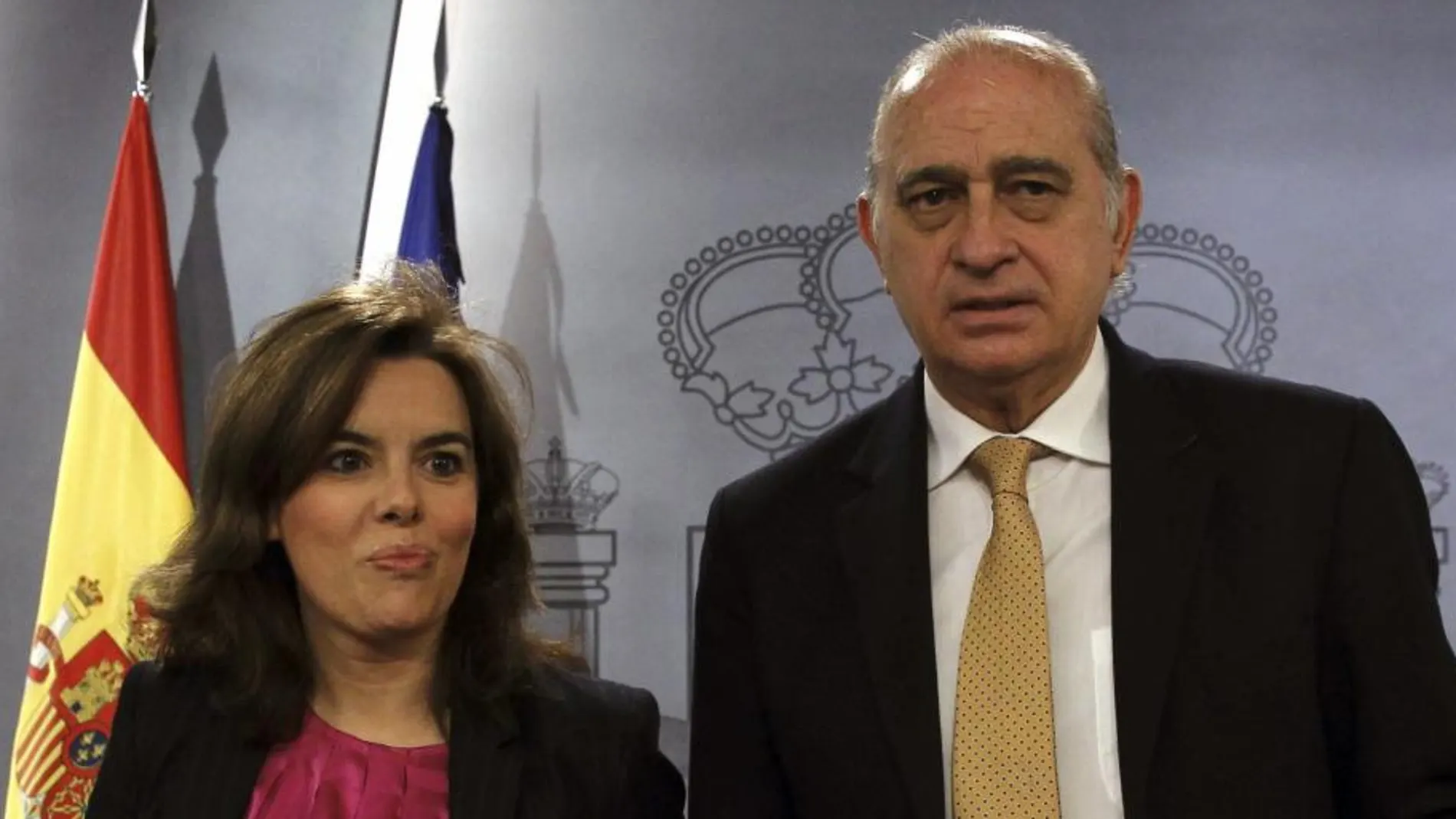 La vicepresidenta del Gobierno, Soraya Sáenz de Santamaría, junto al ministro del Interior, Jorge Fernández, durante la rueda de prensa tras la reunión del Consejo de Ministros