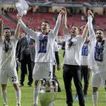 Los jugadores del Real Madrid posan junto a la copa de la Liga de Campeones