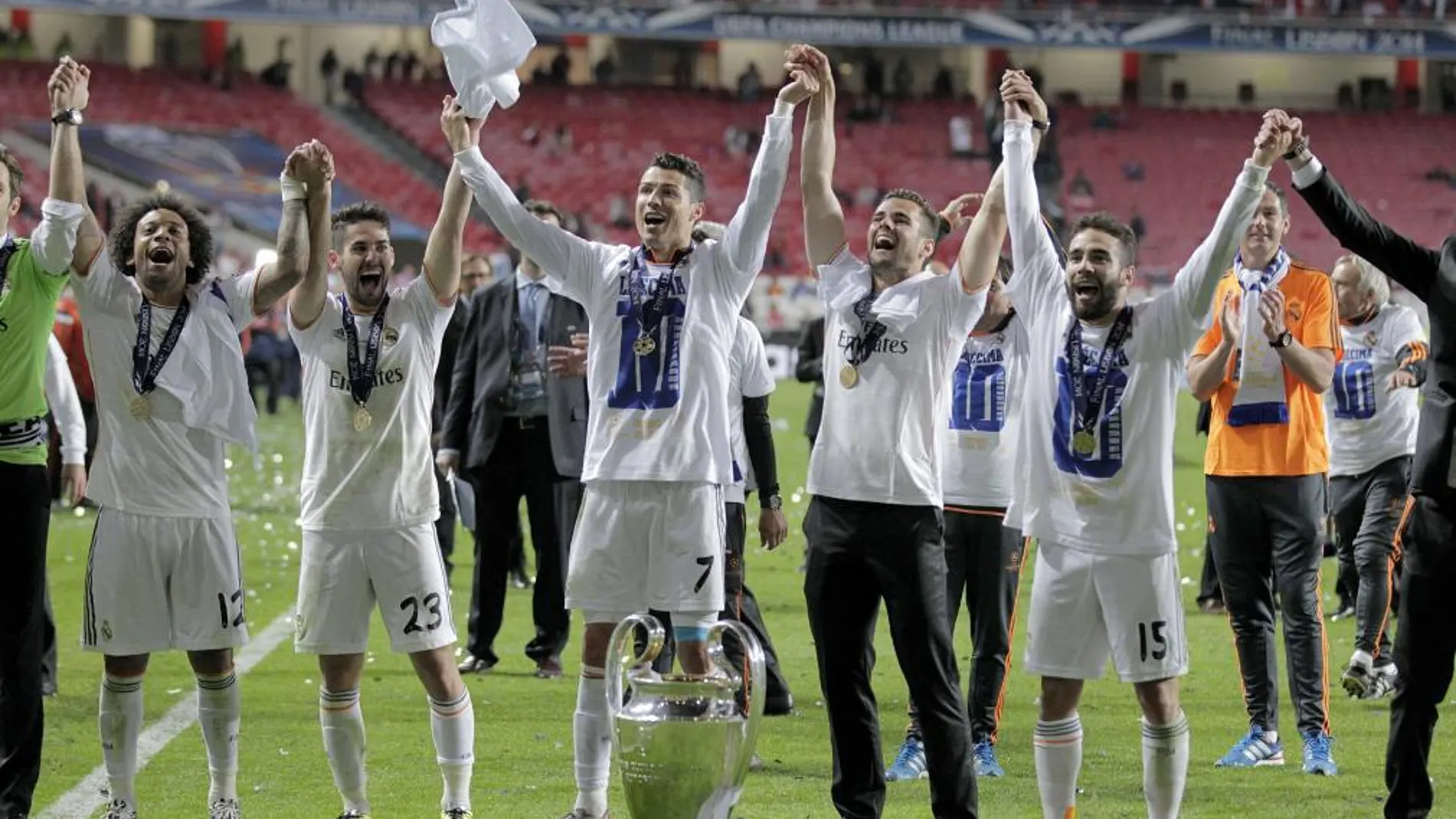 Los jugadores del Real Madrid posan junto a la copa de la Liga de Campeones