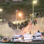 Los inmigrantes encaramados a la valla de Melilla