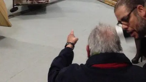 Una imagen cedida por Cubadebate del miércoles 8 de enero de 2014 muestra al expresidente cubano Fidel Castro (de espaldas) conversando con el pintor cubano Alexis Leyva "Kcho"(d) en La Habana (Cuba)