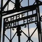 Imagen de la puerta del campo de concentración de Dachau con la inscripción «Arbeit macht frei» (&quot;El trabajo os hace libres&quot;).
