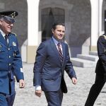 Peña Nieto (centro) y los ministros de Defensa y Gobernación, en su visita ayer a Morelia (Michoacán)