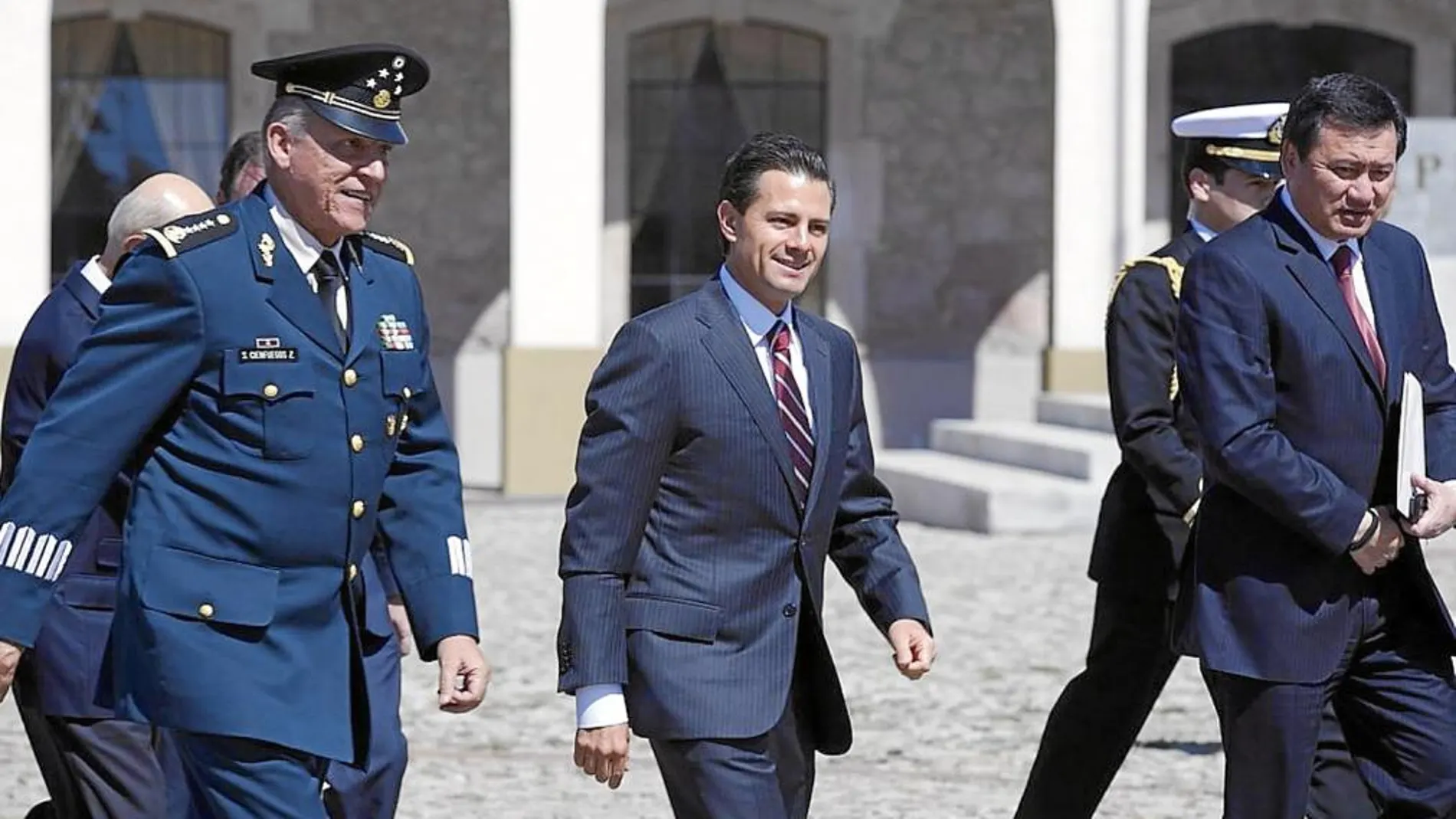 Peña Nieto (centro) y los ministros de Defensa y Gobernación, en su visita ayer a Morelia (Michoacán)