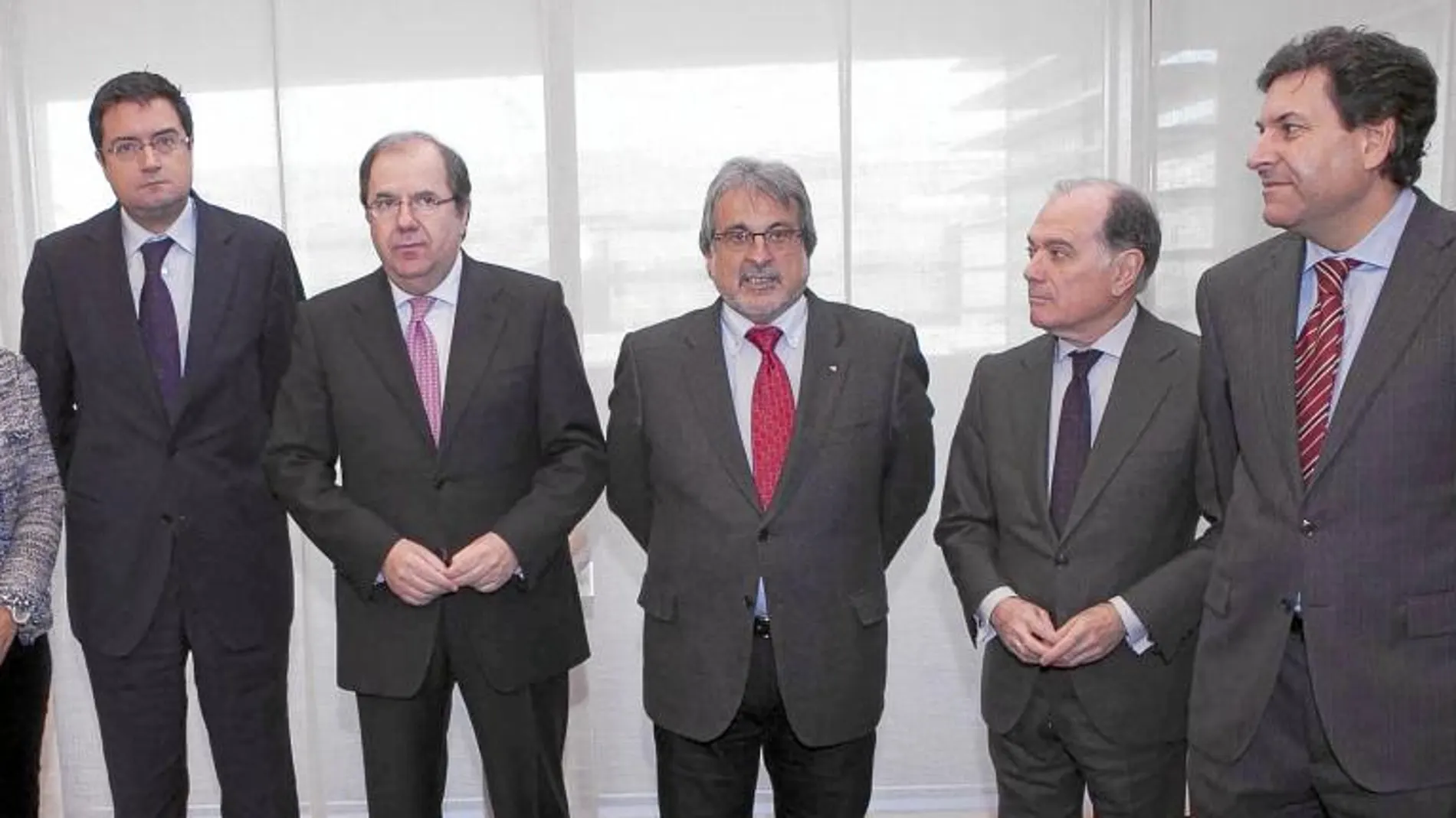 El presidente Herrera y los consejeros Milagros Marcos y Tomás Villanueva, junto a los portavoces de los grupos parlamentarios