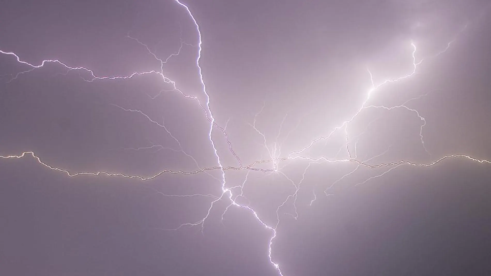 Un total de 97 rayos caen en el interior de Castellón y el límite con Teruel por las últimas tormentas