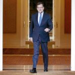 El presidente del Gobierno, Mariano Rajoy, sale del Palacio de la Moncloa