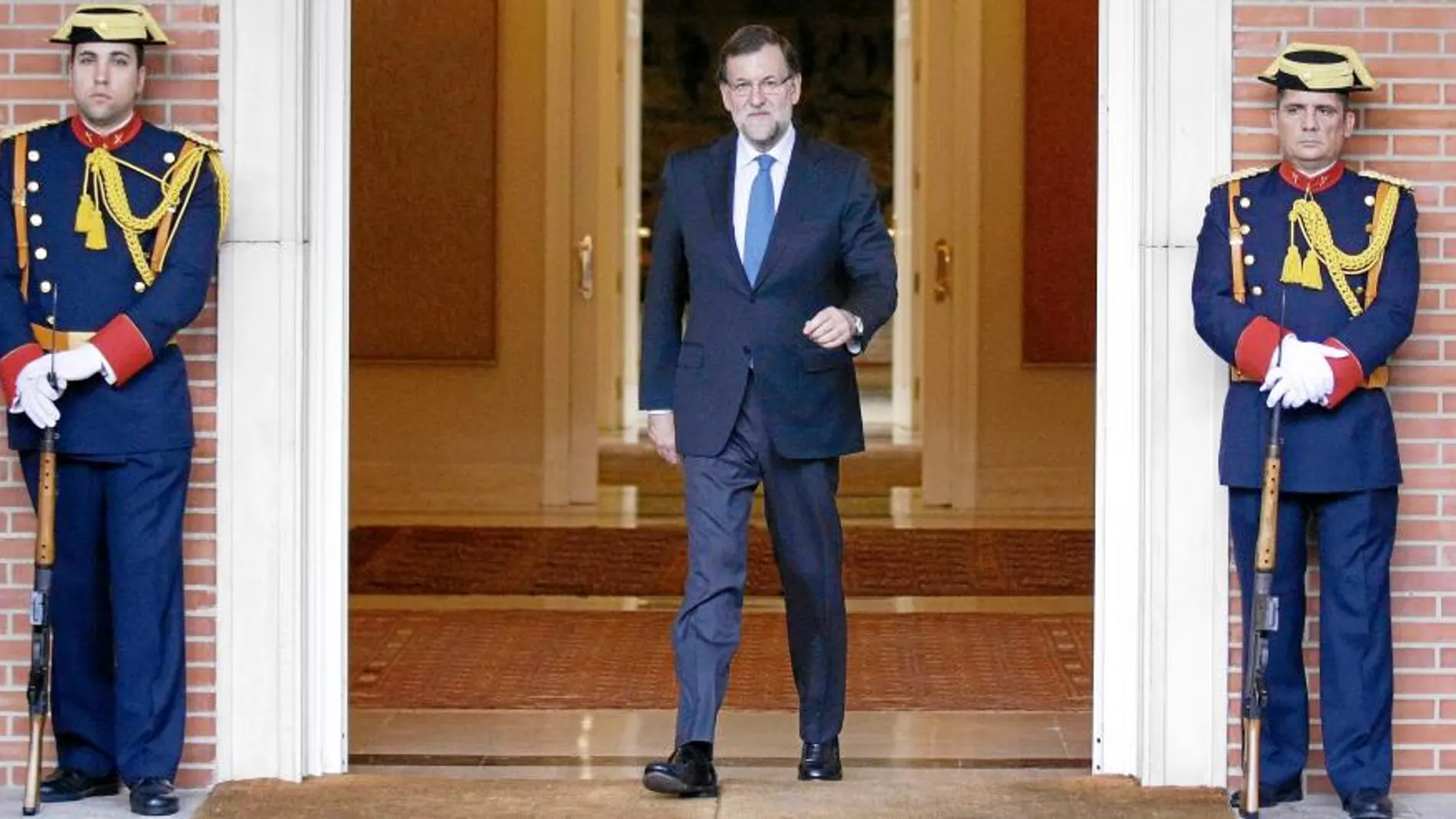 El presidente del Gobierno, Mariano Rajoy, sale del Palacio de la Moncloa